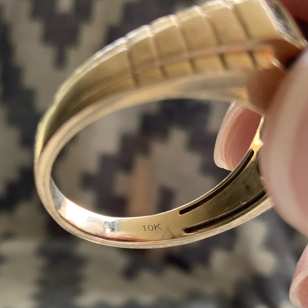 10k Gold and Onyx Ring - Picture 5 of 6